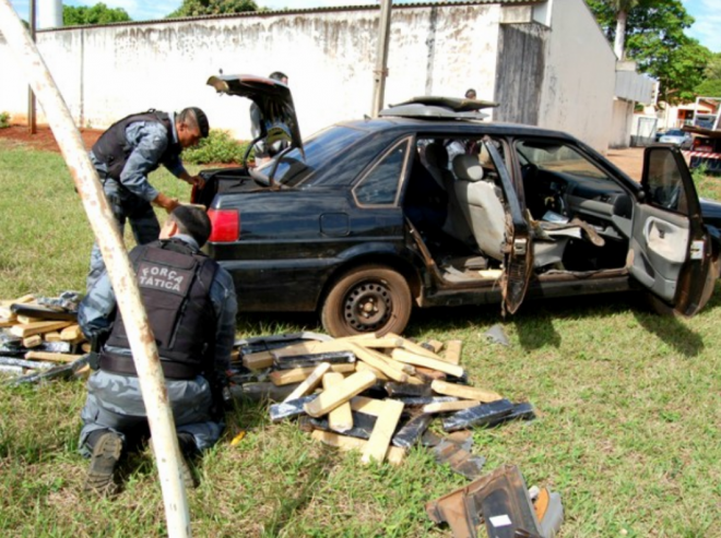 A policia encontrou 514 tabletes espalhados por todas as partes do veículo (Foto: Ribeiro Júnior/ Agora News)