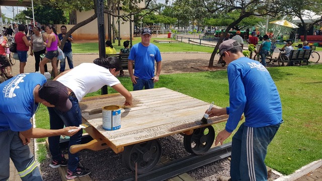Mademinas resgata e valoriza cultura de Três Lagoas Após alguns meses, a equipe da Mademinas esteve na praça Ramez Tebet revitalizando com uma mão de verniz o monumento (Foto: Ricardo Ojeda)
