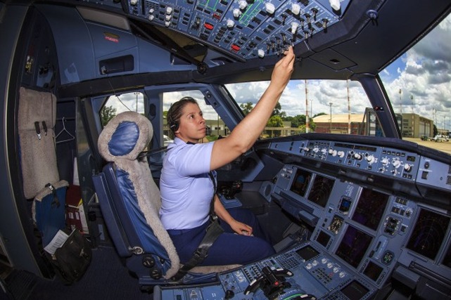 No céu, no ar, na terra... Mulheres ganham destaque na aviação civil e militar e ocupam mais de 11 mil cargos na FAB Capitã Carla Borges. Foto: Reprodução