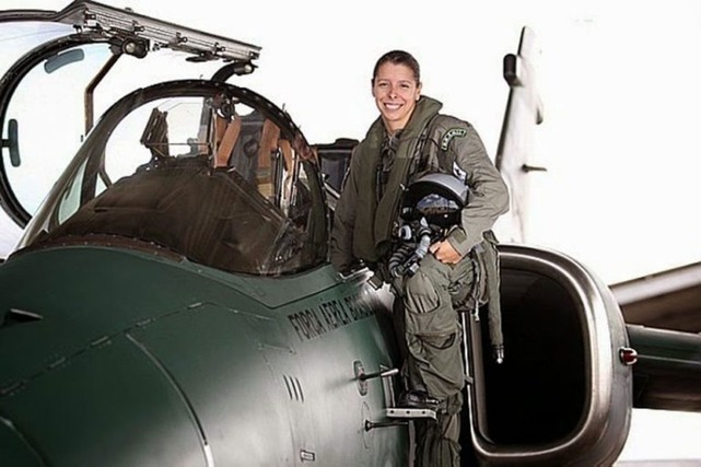 No céu, no ar, na terra... Mulheres ganham destaque na aviação civil e militar e ocupam mais de 11 mil cargos na FAB A Capitã Carla também foi a primeira mulher a pilotar um jato da FAB. Foto: Reprodução