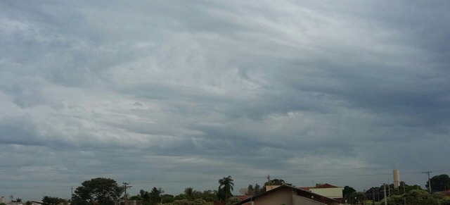 Céu amanheceu parcialmente nublado em Três Lagoas. (Foto: Viviane Pinheiro/ Perfil News)