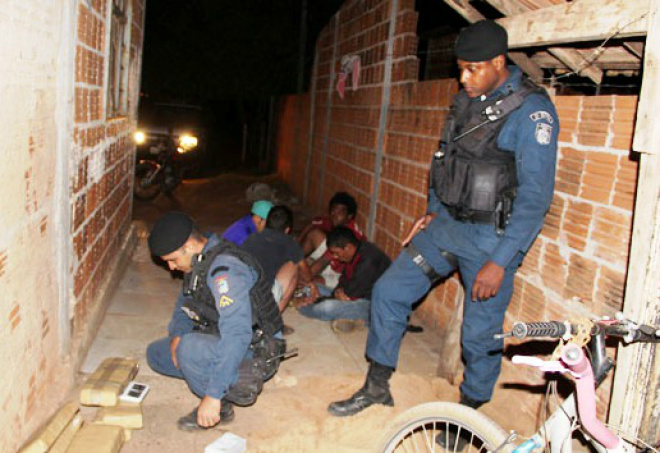 Policias encontraram no local vários elementos que consumiam droga que foram detidos e levados para a delegacia (Fotos: Perfil News)