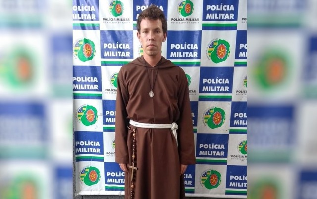 Falsos seminaristas e frades são suspeitos de enganar fiéis para cometer furtos e golpes em Goiânia Falso franciscano foi preso suspeito de pedir dinheiro no trânsito alegando que era para a igreja — Foto: TV Anhanguera/Reprodução