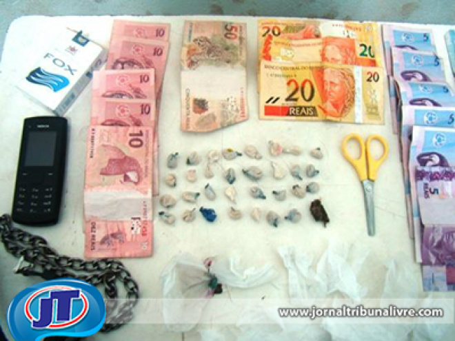 Polícia Militar prende traficante de entorpecentes Após diversas denúncias anônimas ao longo dos últimos dias, os PMs montaram uma operação para surpreender o traficante, muito conhecido no meio policial, que vinha despistando a polícia(Foto: Jornal Tribuna Livre)