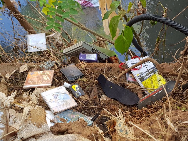 Homem é flagrado jogando lixo em córrego de Três Lagoas Lixo é despejado a céu aberto há poucos metros das residências da rua Maria Guilhermina Esteves em Três Lagoas (Foto: Ricardo Ojeda)