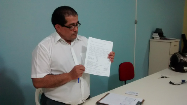 O presidente do sindicato João Carvalho, juntamente com o documento protocolado na prefeitura. (Foto: Divulgação)
