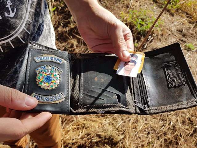 Até a carteira do Exército com fotos (provavelmente do autor) foi jogada no local (Foto: Ricardo Ojeda)