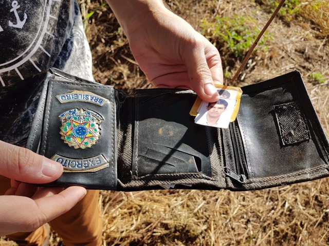 Homem é flagrado jogando lixo em córrego de Três Lagoas Até a carteira do Exército com fotos (provavelmente do autor) foi jogada no local (Foto: Ricardo Ojeda)