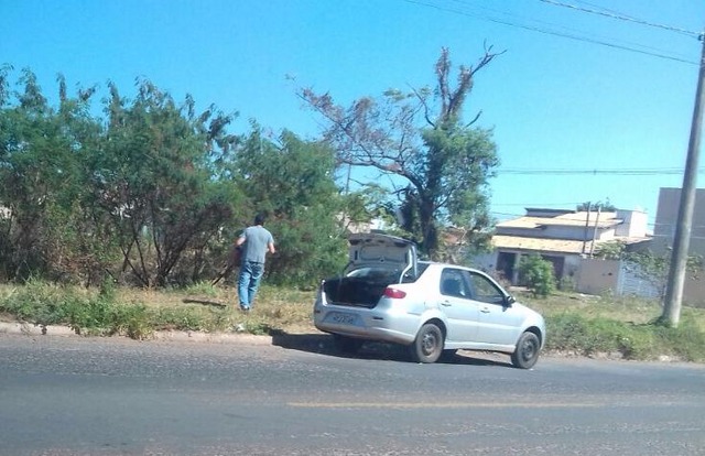 Homem é flagrado jogando lixo em córrego de Três Lagoas O