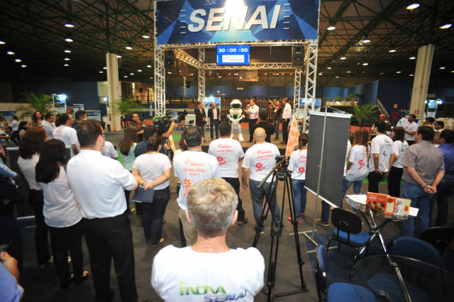 Fiems abre a Caça Talentos Expo 2015 com foco no mercado de trabalho Abertura de ontem (27) da feira no Centro de Convenções e Exposições Albano Franco. (Foto: Divulgação)