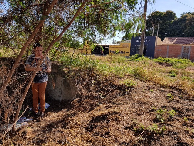 Homem é flagrado jogando lixo em córrego de Três Lagoas A reportagem do Perfil News após receber denúncias dos moradores esteve no local e constatou a agressão ao meio ambiente (Foto: Ricardo Ojeda)