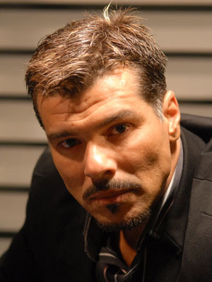 O ator Maurício Mattar como o personagem Pontes
do seriado 'Na forma da lei' (Foto: Márcio de Souza/
TV Globo/Divulgação)