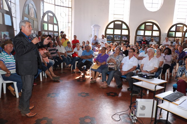Prefeitura e Feira Livre de Três Lagoas prestam contas e discutem melhorias A reunião também foi marcada pela entrega das credenciais dos feirantes (Foto/Assessoria)