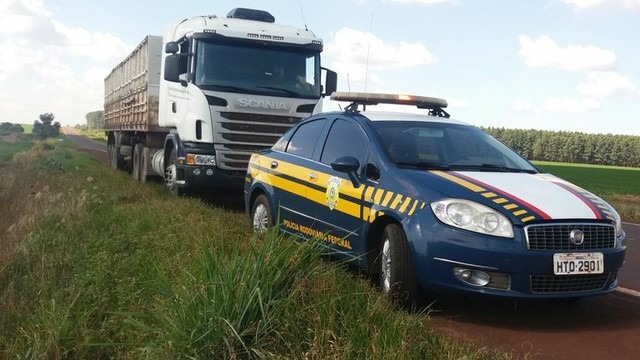 Homem que levava carreta para a fronteira de MS com o Paraguai é preso por suspeita de golpe do seguro (Foto: PRF/Divulgação)