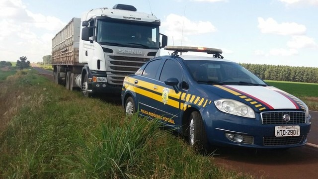 Homem que levava carreta para a fronteira de MS com o Paraguai é preso por suspeita de golpe do seguro Homem que levava carreta para a fronteira de MS com o Paraguai é preso por suspeita de golpe do seguro (Foto: PRF/Divulgação)