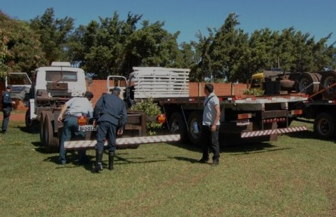 Polícia apreende quase 1,5 to de maconha em Nova Andradina Os condutores dos veículos foram autuados em flagrante por crime de tráfico de drogas (Foto: Sucrilho/Ivi Notícias)