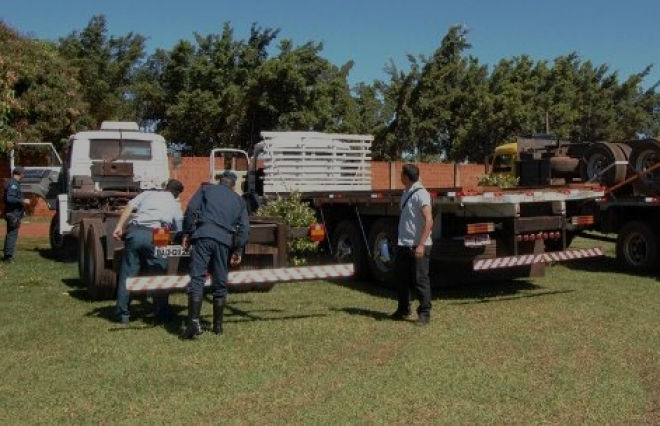 Os condutores dos veículos foram autuados em flagrante por crime de tráfico de drogas (Foto: Sucrilho/Ivi Notícias)