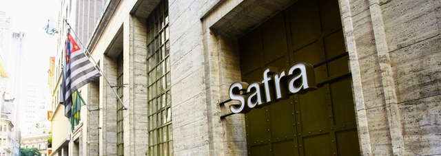 Banco erra e faz depósitos milionários em contas de clientes Agência do banco Safra na Rua XV de Novembro, no Centro de SP — Foto: Aloisio Mauricio/FotoArena/Estadão Conteúdo