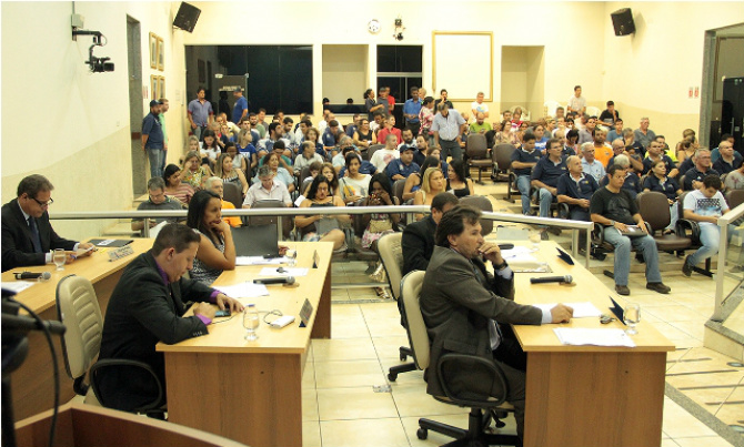 Câmara aprova recursos para eventos, qualificação de micro e pequenas empresas e reajuste da educação Sessão feita no plenário. (Foto: Assessoria)