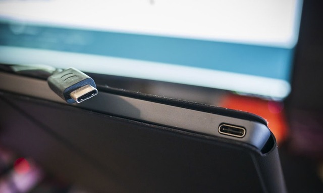Dispositivos USB poderão ser autenticados com criptografia para detectar acessórios originais, anuncia entidade Cabo USB tipo C e conector em tela portátil. — Foto: Altieres Rohr/G1
