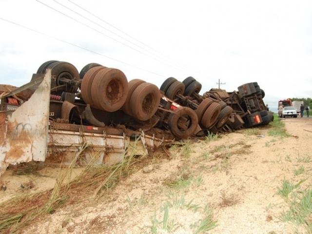 Carreta com farelo de soja tomba e interdita meia pista da MS-480 Carreta tombada as margens da rodovia MS-480 (Foto: Acácio Gomes / Nova News)