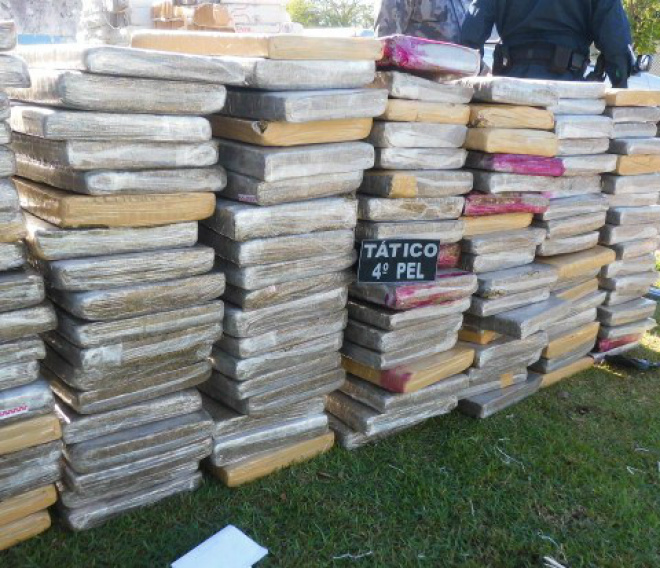Policiais apreendem 1738 kg de drogas e dois veículos As duas apreensões de maconha totalizaram 1.726.8 quilos (Foto: Divulgação PM)