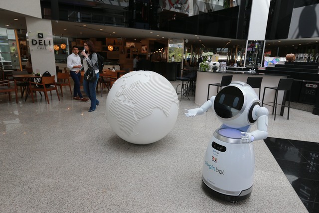 Robô vira atendente de hotel cinco estrelas em área nobre de São Paulo A AccorHotels apresenta, em coletiva, o Phil Welcome, robo concierge. (Rivaldo Gomes/Folhapress)
