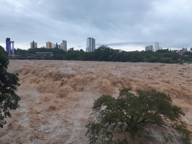 Chuva faz Rio Piracicaba transbordar na Rua do Porto e entrar em estado de emergência Rio atinge quase cinco metros na região da Rua do Porto em Piracicaba — Foto: Edijan Del Santo/EPTV