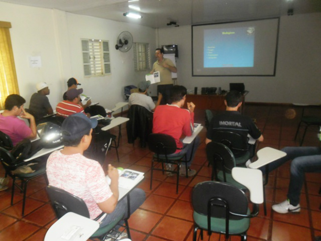 Cerca de 15 alunos participam das 24 horas de aulas (Foto: Divulgação/ Assecom)