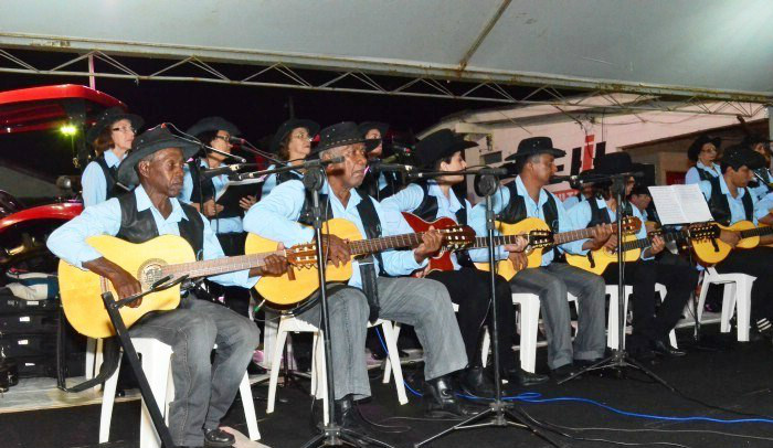 Atualmente, a orquestra conta com 25 violeiros, um acordeonista e 10 cantoras que são regidos pela musicista, professora e coordenadora de projetos musicais e cultura popular da Prefeitura de Três Lagoas, Cidinha Mariano.  Foto: Assessoria