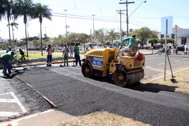Prefeitura de Três Lagoas constrói faixa elevada em frente ao ponto de ônibus central Uma ação da Secretaria Municipal de Infraestrutura, Transporte e Trânsito (SEINTRA) Foto/Assessoria