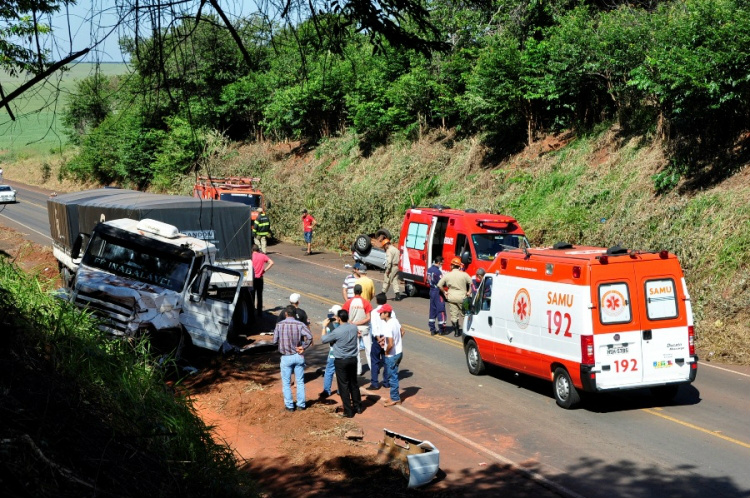 O impacto foi tão violento que até o motorista da carreta sofreu ferimentos sérios; o tráfego ficou interrompido por algum tempo (Foto: Nova News)