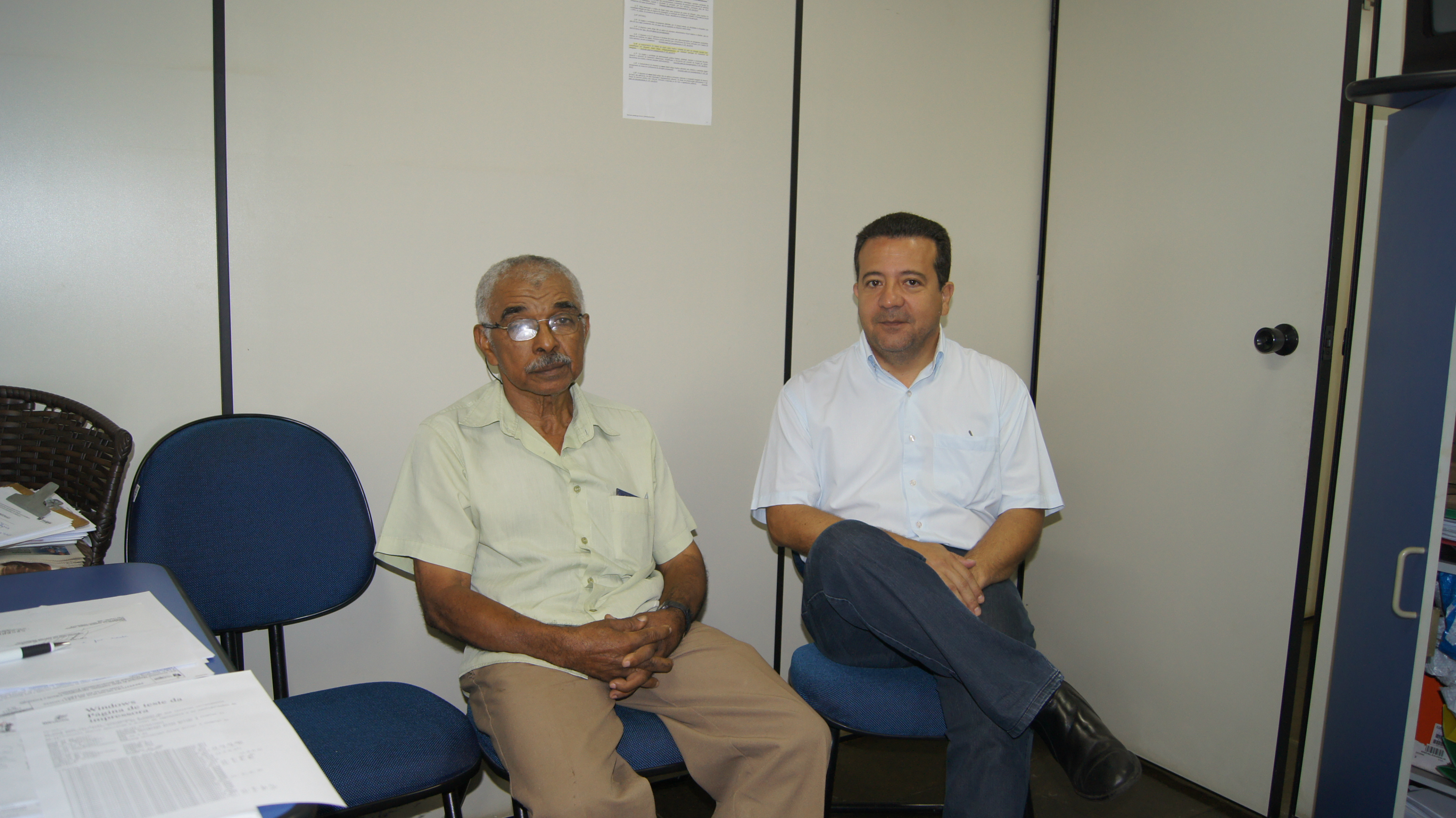 Secretaria de Desenvolvimento Econômico recebe termo de devolução de box O Comerciante Milton Pereira dos Santos e o Secretário Luciano Duitra. (Foto: Assessoria)