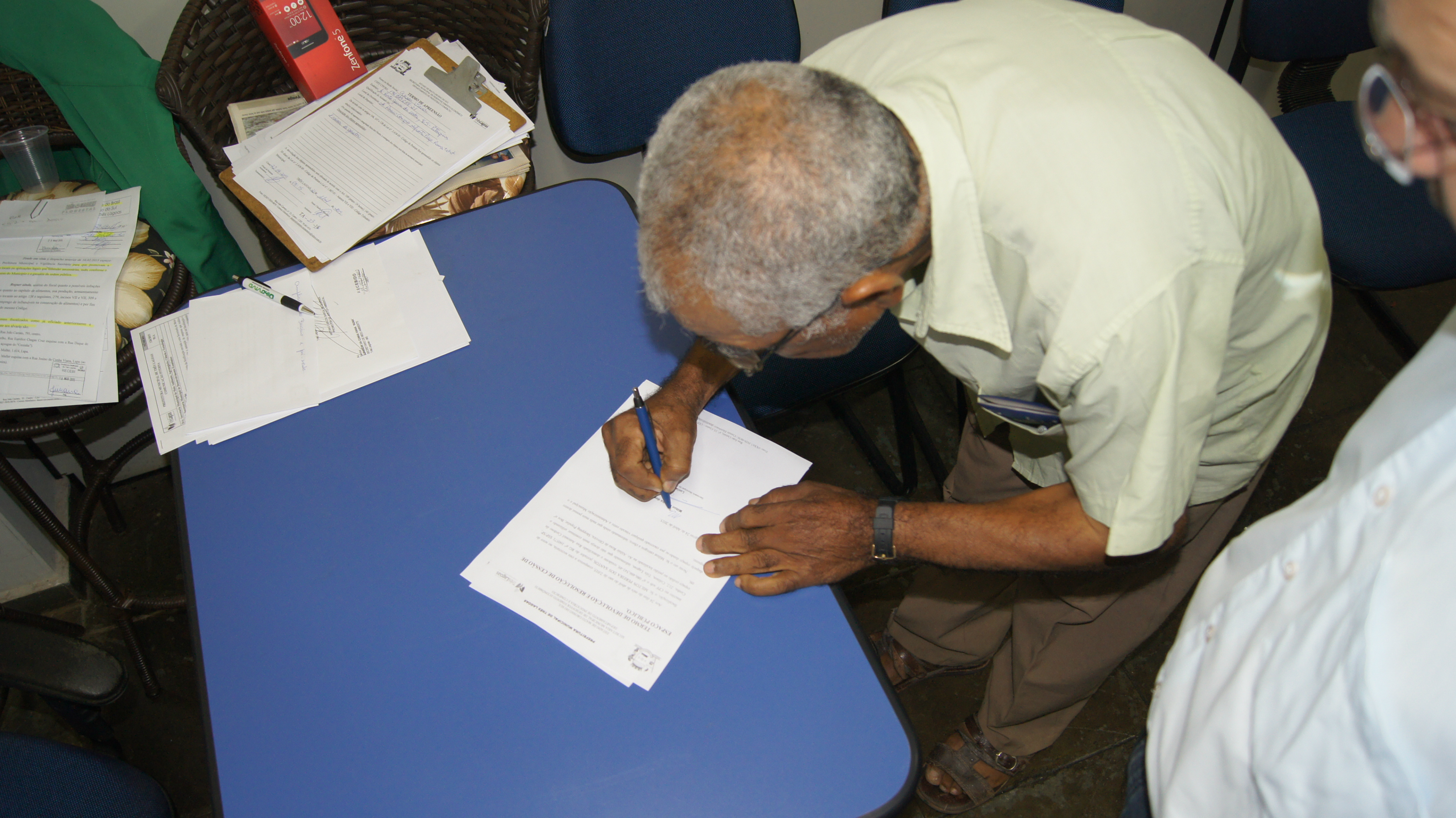 Secretaria de Desenvolvimento Econômico recebe termo de devolução de box O comerciante Milton Pereira dos Santos que na ocasião assinou termo de devolução do box que ocupava no Shopping Popular. (Foto: Assessoria)