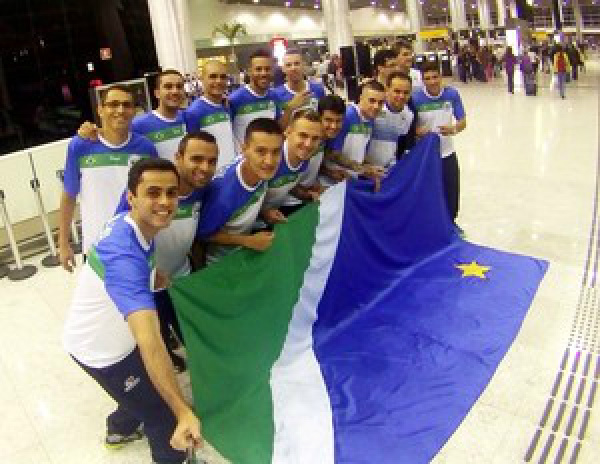 Seleção de futsal de Mato Grosso do Sul no embarque rumo ao Japão (Foto: Mauro Ferrari/FFSMS)
