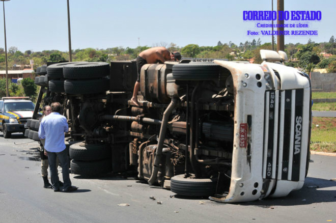 Carreta tombou em viaduto de acesso ao anel viário (Foto: Valdenir Rezende / Correio do Estado)