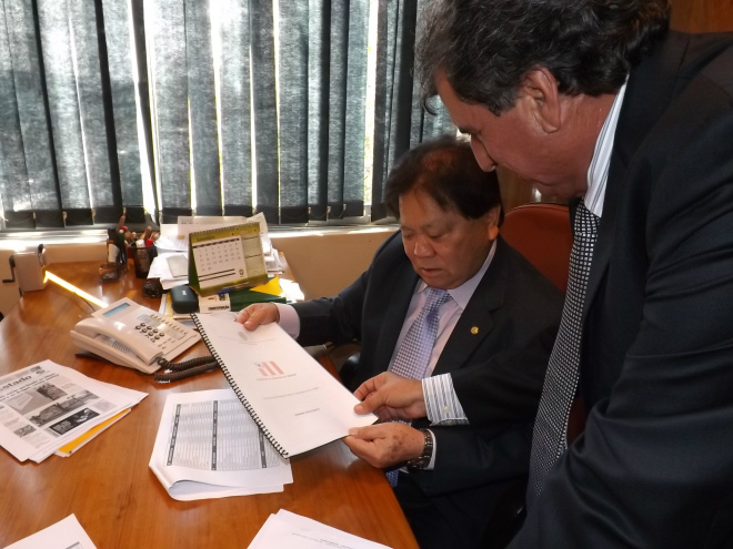 Prefeito de Aparecida solicita a Akira Otsubo R$ 19,2 mi para asfaltamento O parlamentar sul-mato-grossense afirmou que vai buscar o recurso junto ao Ministério das Cidades (Foto: Divulgação/Assecom)