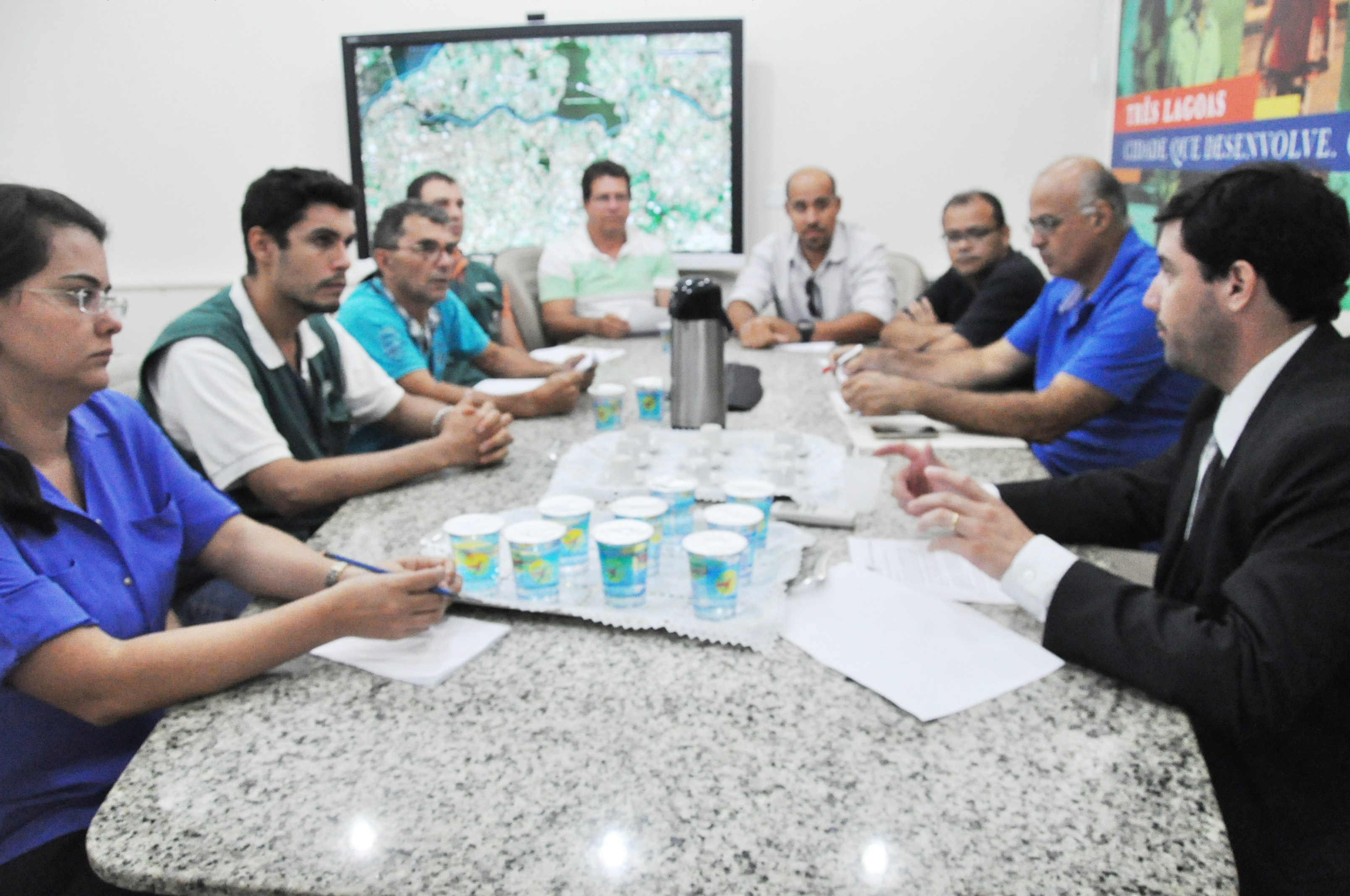 Prefeitura realiza primeira reunião para discutir proposta do reajuste salarial de servidores públicos Segundo o Assessor de Recursos Humanos, foram ouvidas as reivindicações do Sindicato e ficou definido que a proposta salarial será encaminhada por meio de ofício até esta quarta-feira (29) pelas secretarias de Administração e de Finanças e Controle que estudará a proposta do reajuste. (Foto: Assessoria)