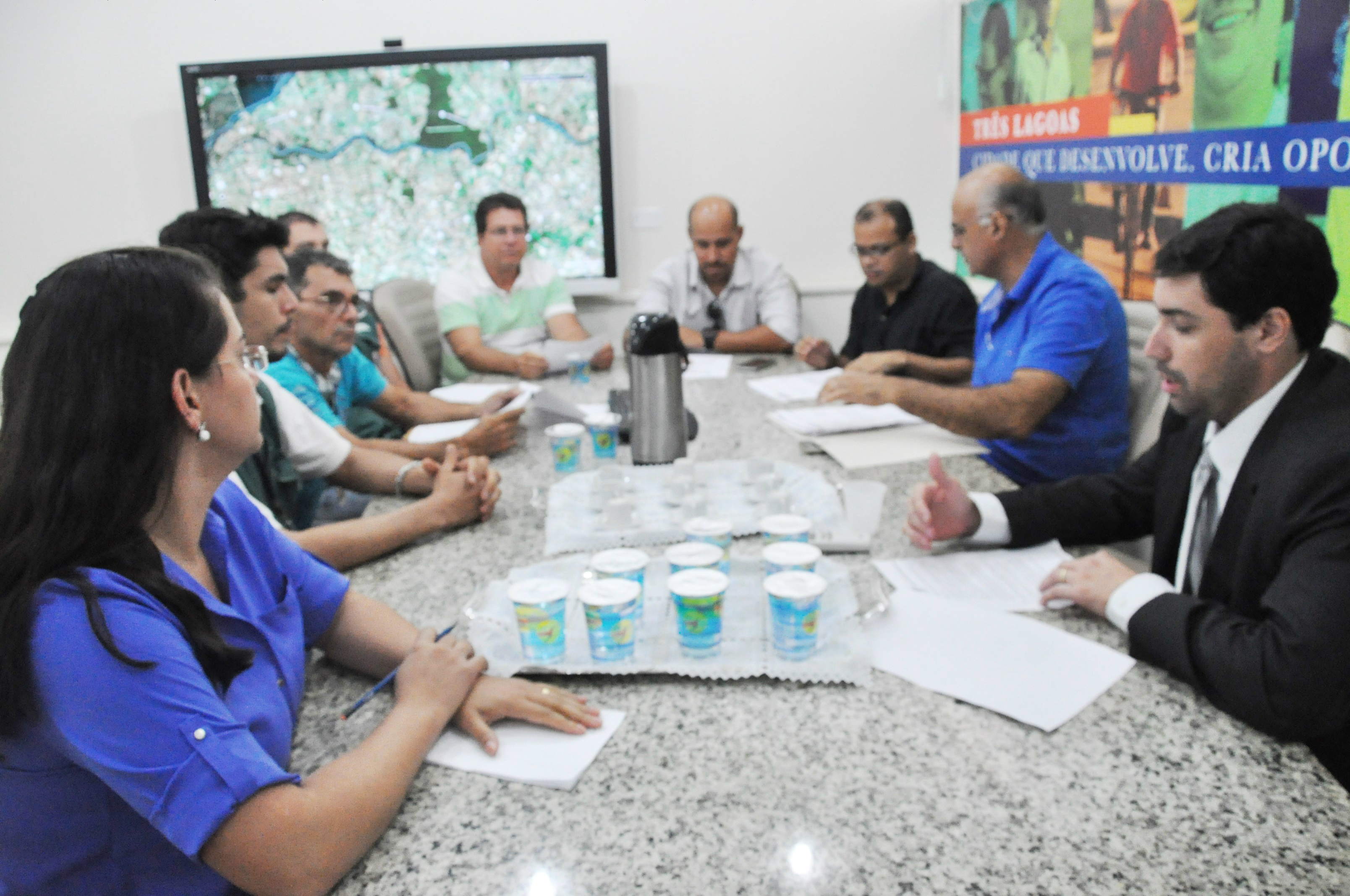 Prefeitura realiza primeira reunião para discutir proposta do reajuste salarial de servidores públicos Segundo o Assessor de Recursos Humanos, foram ouvidas as reivindicações do Sindicato e ficou definido que a proposta salarial será encaminhada por meio de ofício até esta quarta-feira (29) pelas secretarias de Administração e de Finanças e Controle que estudará a proposta do reajuste. (Foto:Assessoria)