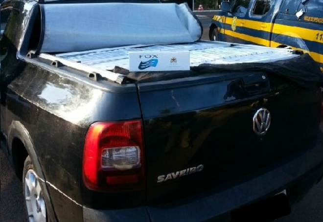 PRF apreende cigarros, motor e carro Os cigarros foram encontrados no veículo VW/SAVEIRO placa de GO que ainda continha um rádio comunicador (Foto: Divulgação/ PRF)