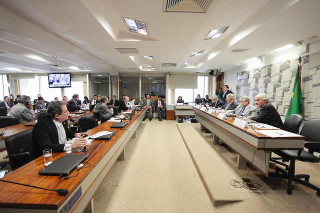 Presidente da Petrobras diz a Moka que empresa refaz planos, mas UFN3 será mantida O presidente da Petrobras foi questionado pelo senador Waldemir Moka, durante audiência na Comissão de Assuntos Econômicos (Foto: Assessoria)
