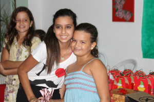 Daterra realização confraternização com funcionários Além dos funcionários, as crianças também participaram do Amigo Secreto...