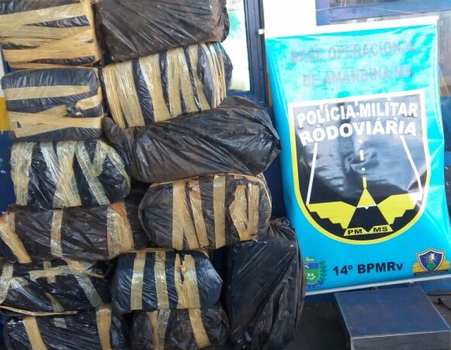 Após colisão, veículo carregado com 410 kg de maconha é abandonado em rodovia Após o flagrante, o veículo e o entorpecente foram encaminhados a Delegacia de Polícia Civil de Ivinhema. (PMR/Divulgação)