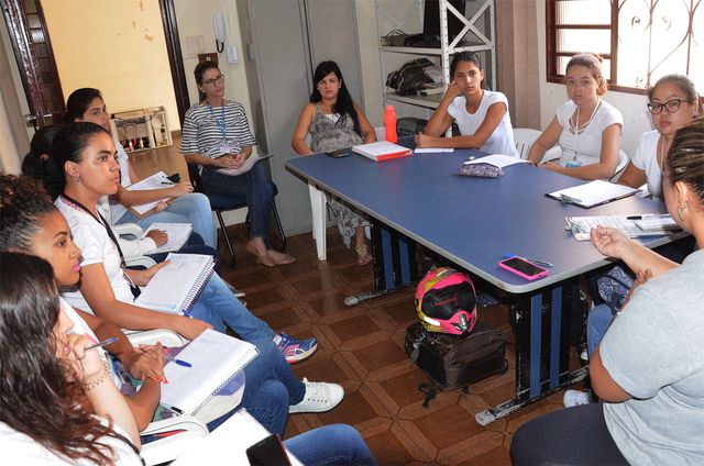 Visita, acompanhada de professor e professora, possui objetivo didático curricular de práticas do conhecimento (Foto:Perfil News)