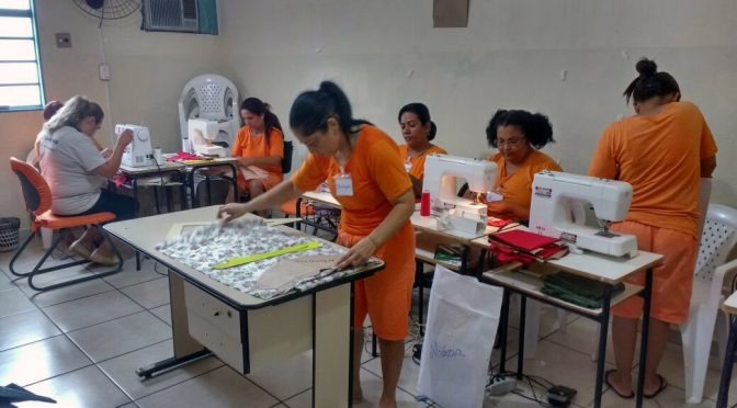 Um grupo de 12 detentas participou, recentemente, de capacitação na área de corte e costura dentro do presídio. (Foto: Divulgação/Agepen). 