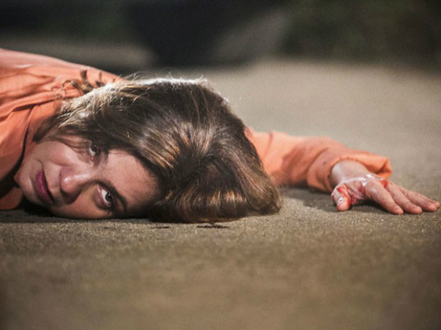 BABILÔNIA: Ferida, Inês liga para a polícia e denuncia Beatriz Inês leva tiro de Beatriz, mas resiste (Foto: Gshow)