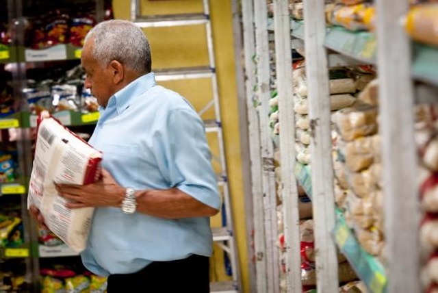 Campanha Natal sem Fome é retomada depois de 10 anos Alimentos não perecíveis já podem ser levados aos postos de coleta do Natal sem Fome (Foto:Arquivo/Agência Brasil)