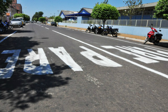 A sinalização vertical (placas) e a sinalização horizontal (pintura no asfalto) foram previamente realizadas pela Prefeitura de Três Lagoas (Foto: Divulgação/Assecom)