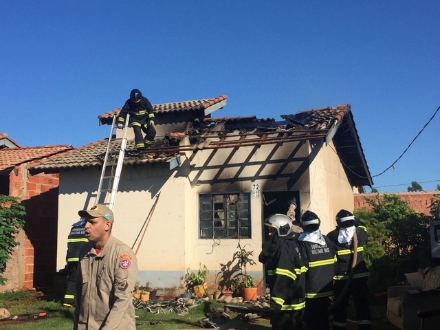 Bombeiros na casa da idosa, em Campo Grande, MS (Foto: Graziela Rezende/ TV Morena)