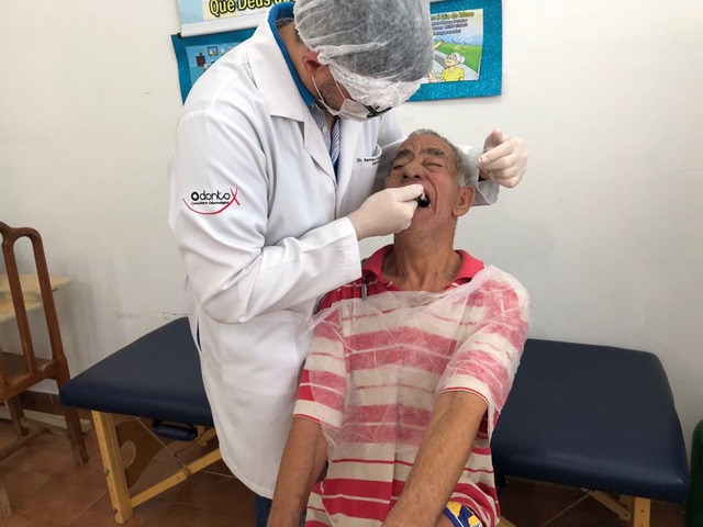 Idosos recebem atendimento odontológico por iniciativa do dentista da ESF Interlagos Ramez logo constatou que a maioria deles “possuía uma condição de saúde odontológica muito precária, com diagnóstico de dentes com severas lesões de cárie, que causavam importante desconforto e dor aos pacientes” (Foto:Assessoria)